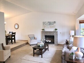 Lynnwood Home (Reduced rent until May 30th) in Lynnwood, WA - Foto de edificio - Building Photo