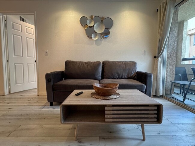 5500 Owensmouth Ave in Los Angeles, CA - Building Photo - Building Photo
