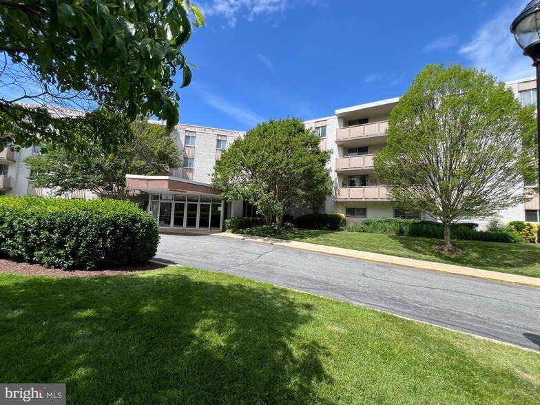 7501 Democracy Blvd in Bethesda, MD - Building Photo