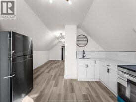 1067 Drouillard Dr in Windsor, ON - Building Photo