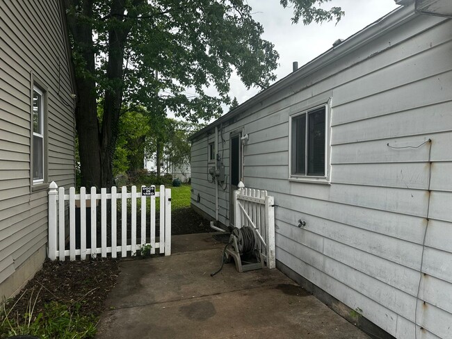 20943 Hollywood St in Harper Woods, MI - Building Photo - Building Photo
