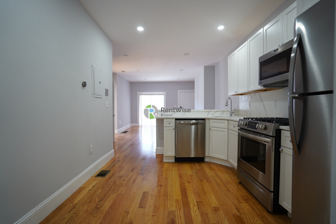 372 Beacon St, Unit 2 in Somerville, MA - Building Photo