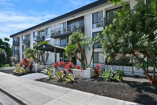 1351 N Crescent Heights Blvd, Unit 114 in West Hollywood, CA - Building Photo - Building Photo
