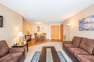 Clark Place Apartments & Townhomes in South St. Paul, MN - Foto de edificio - Building Photo