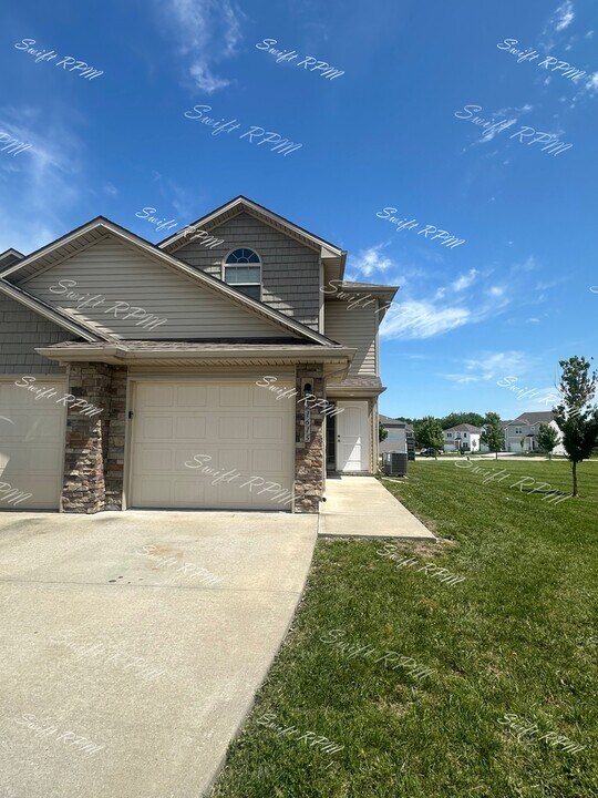 21615 Westover Ct in Peculiar, MO - Building Photo