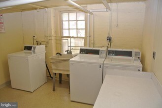 3014 Dent Pl NW-Unit -42E in Washington, DC - Foto de edificio - Building Photo