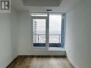 395 Square One Dr in Mississauga, ON - Building Photo - Building Photo