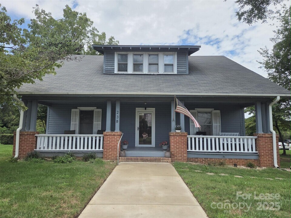 238 S Main St in Davidson, NC - Foto de edificio