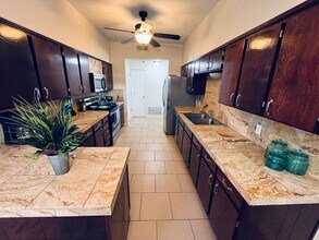2901 W Illinois Ave, Unit A in Midland, TX - Foto de edificio - Building Photo