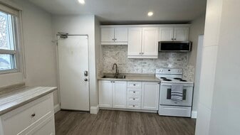 142 Maurice Crt in Newmarket, ON - Building Photo