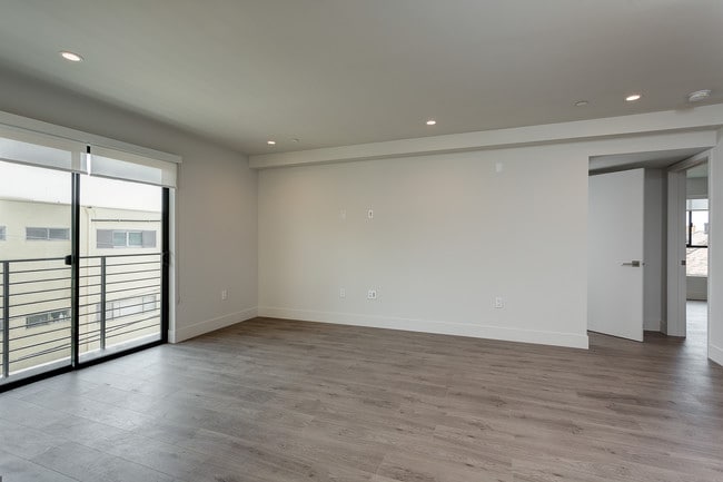 1306 N Orange Drive, Los Angeles CA 90028 in Los Angeles, CA - Building Photo - Building Photo