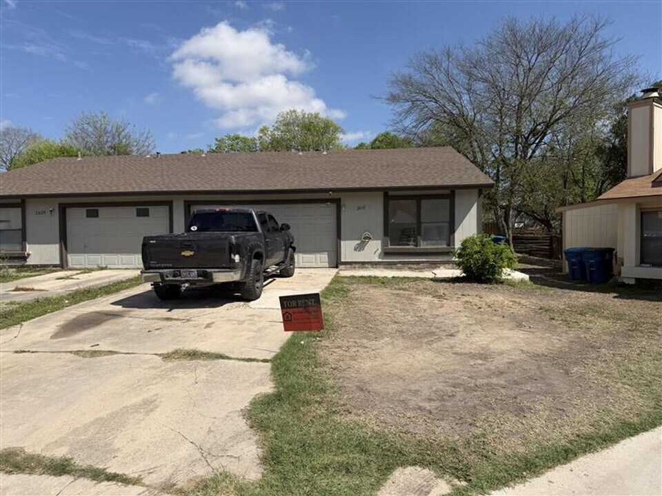 2631 Corian Glen Dr in San Antonio, TX - Building Photo