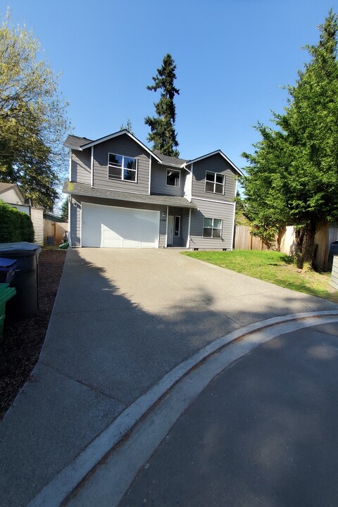 13443 123rd Ave NE in Kirkland, WA - Building Photo