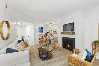384 Redondo Ave, Unit 204 in Long Beach, CA - Building Photo - Building Photo
