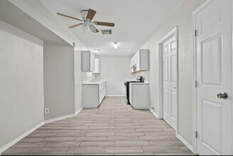 6811 Feather Creek Dr in Houston, TX - Building Photo - Building Photo