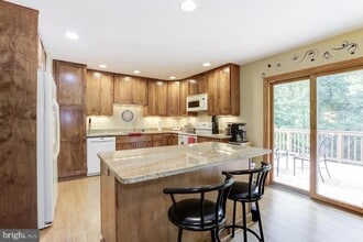 7893 Godolphin Dr in Springfield, VA - Building Photo - Building Photo