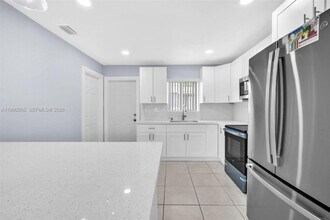 367 Phippen Waiters Rd in Dania Beach, FL - Foto de edificio - Building Photo