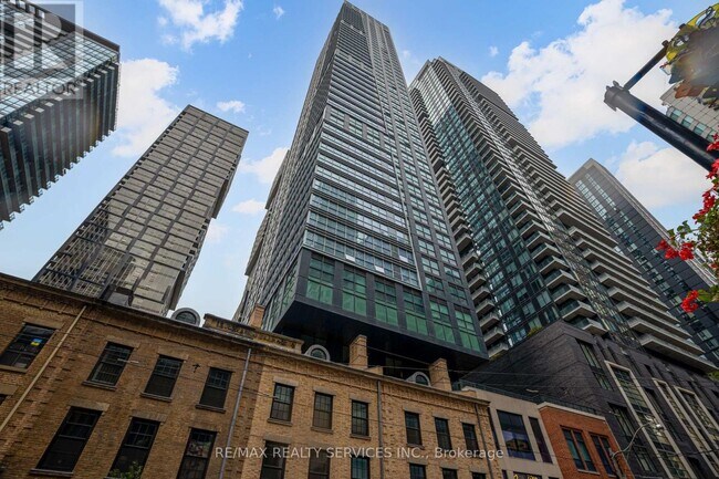 327 King St W in Toronto, ON - Building Photo - Building Photo