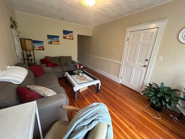 17 Usher Rd in Medford, MA - Building Photo - Building Photo