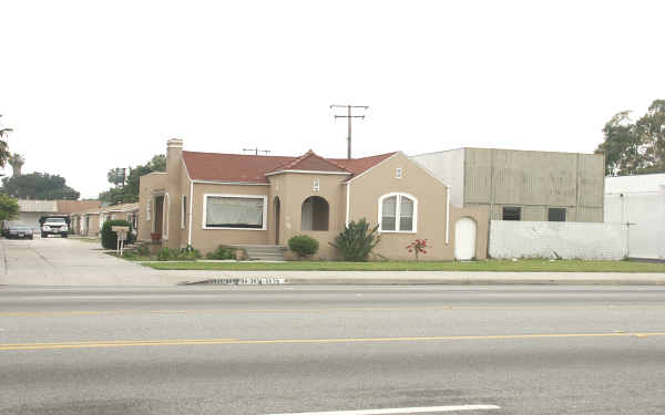 8036 Florence Ave in Downey, CA - Foto de edificio - Building Photo