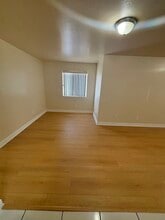 828 W 71st St in Los Angeles, CA - Foto de edificio - Building Photo