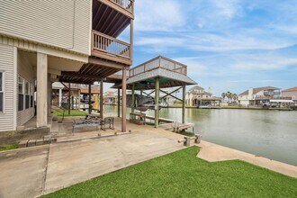 321 Admiral Cir in Tiki Island, TX - Building Photo - Building Photo