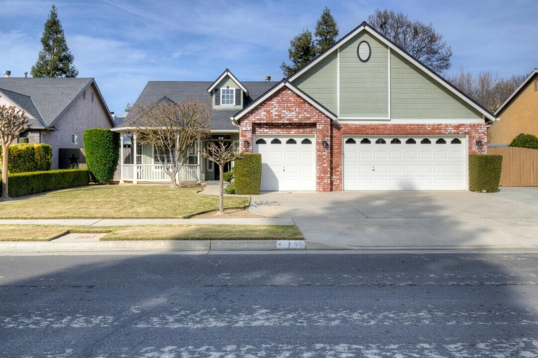 139 Athens Ave in Clovis, CA - Building Photo