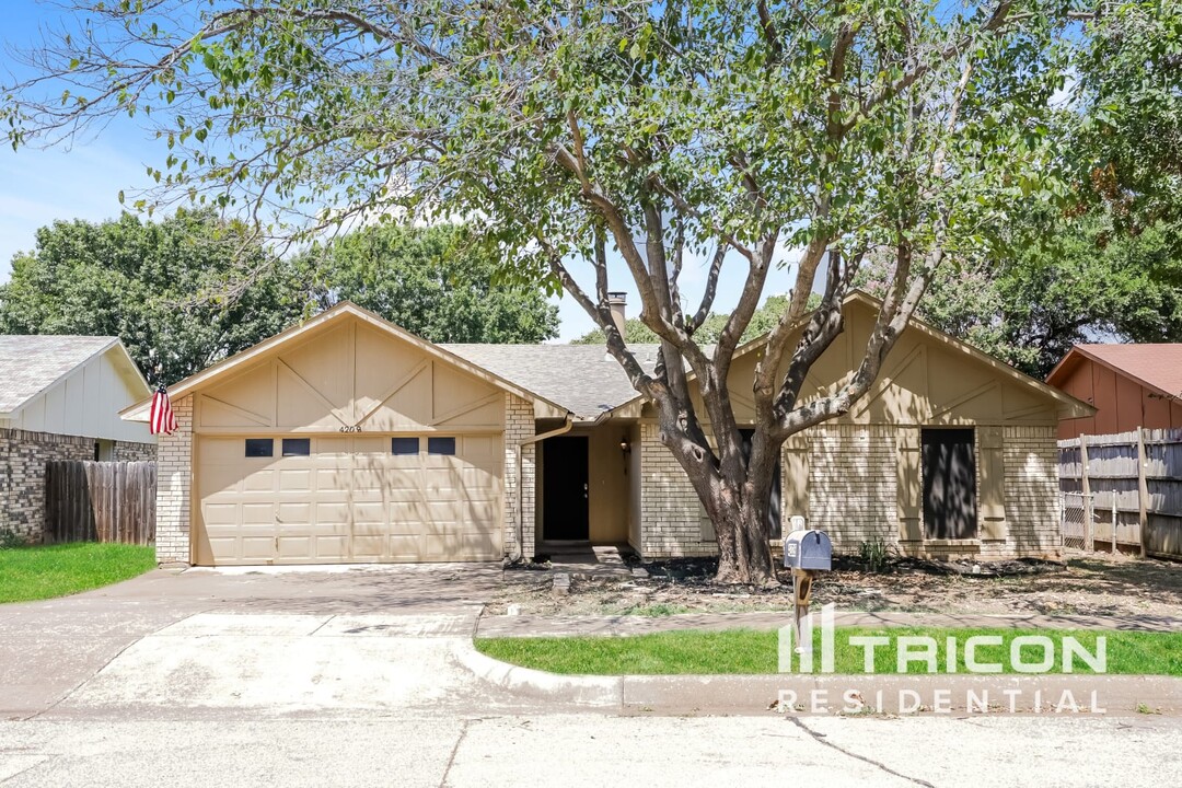 4208 Sweetgum Way in Fort Worth, TX - Building Photo