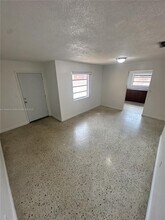 720 W 16th St in Hialeah, FL - Foto de edificio - Building Photo