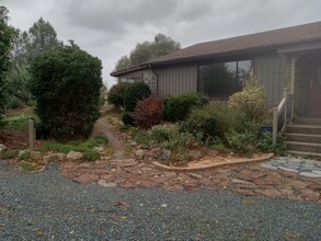 10010 Houghton Ranch Rd in Penn Valley, CA - Foto de edificio - Building Photo