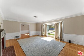 23017 Sylvan St in Los Angeles, CA - Building Photo - Building Photo