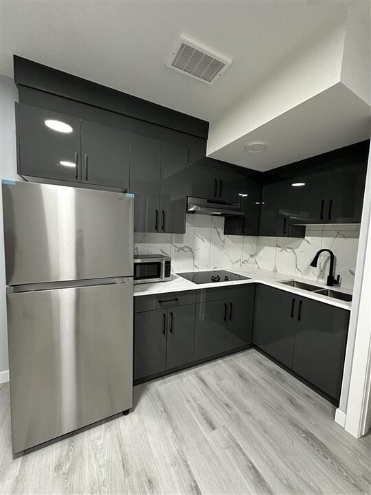 1227 Plum Bnd SW in Edmonton, AB - Building Photo