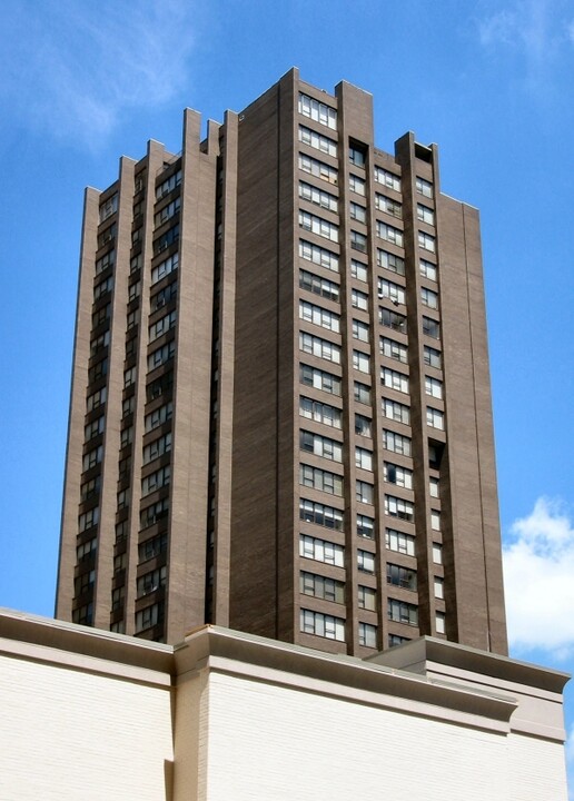 Charles Towers North Apartments in Baltimore, MD - Building Photo