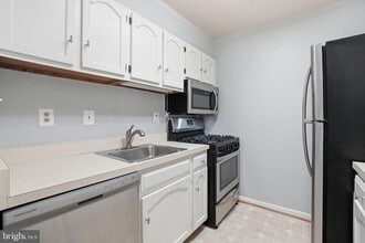 5902 Cove Landing Rd in Burke Centre, VA - Building Photo - Building Photo