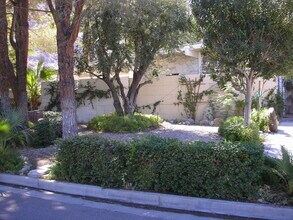 835 N Rose Ave in Palm Springs, CA - Foto de edificio - Building Photo