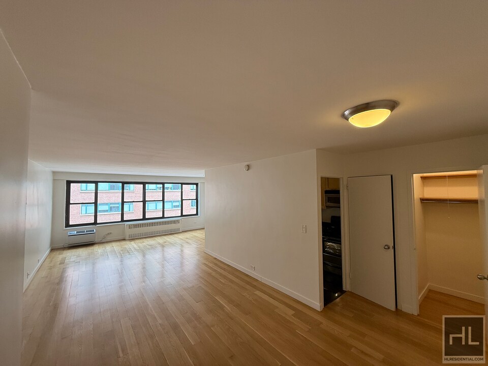 Fourth Avenue in New York, NY - Building Photo