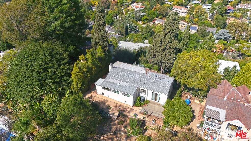 11764 Laurelcrest Dr in Los Angeles, CA - Foto de edificio