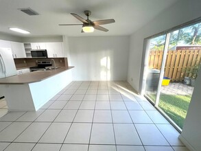 986 Summit Lake Dr in West Palm Beach, FL - Building Photo - Building Photo