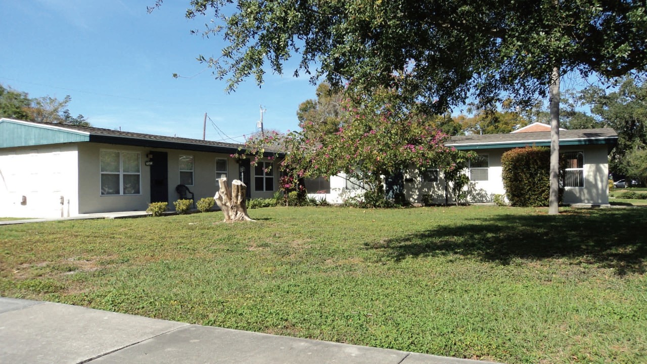 2105 19th Ave in Vero Beach, FL - Building Photo