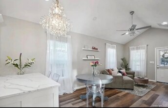 1006 Center St in San Antonio, TX - Building Photo - Building Photo