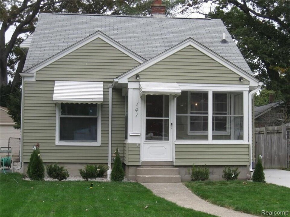 141 De Villen Ave in Royal Oak, MI - Building Photo
