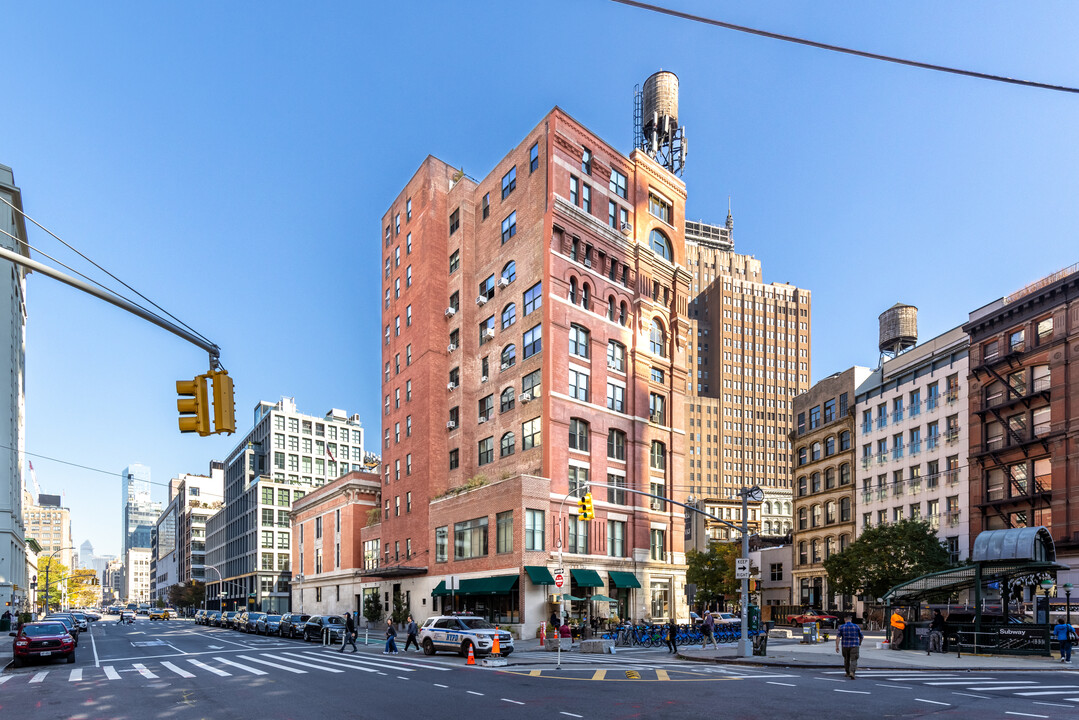 220-224 W Broadway in New York, NY - Foto de edificio