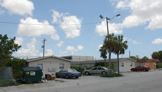 5635 Wiley St in Hollywood, FL - Building Photo - Building Photo