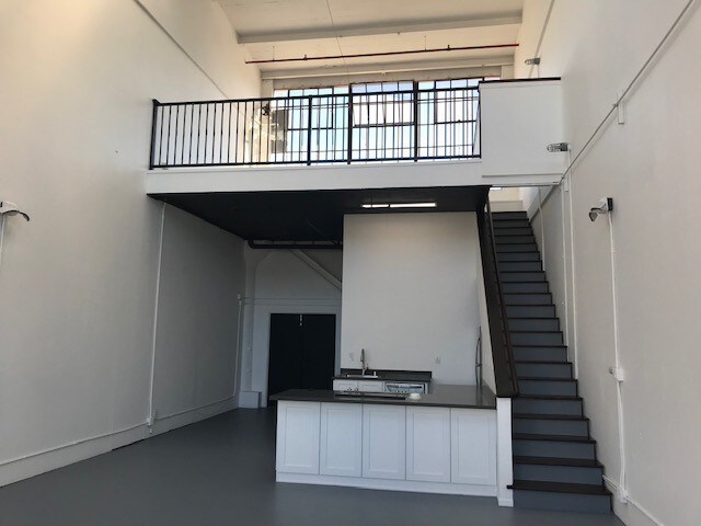 6221 Hollis St in Emeryville, CA - Building Photo