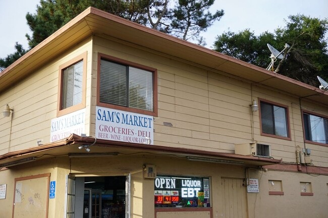 212 S E St in Santa Rosa, CA - Foto de edificio - Building Photo