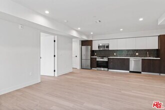 132 Rosemont Ave in Los Angeles, CA - Building Photo - Building Photo