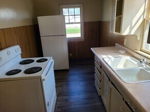 832 Adrian St in Waterloo, IA - Building Photo - Building Photo