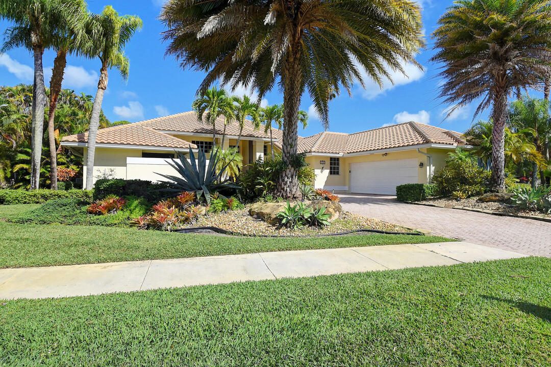 8320 Desmond Dr in Boynton Beach, FL - Foto de edificio