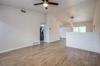 203 N Forest Crest Dr in Garland, TX - Foto de edificio - Building Photo