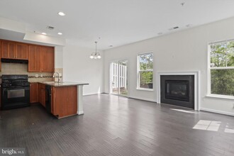 12807 Lotte Dr in Woodbridge, VA - Building Photo - Building Photo
